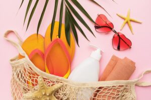 Torba z kosmetykami i rzeczami na plażę - pielęgnacja w podróży